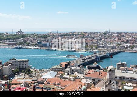 Les voitures passent sur le pont de Galata d'une côte d'Istanbul à l'autre. Banque D'Images