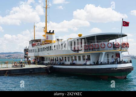 ISTANBUL - juil 2 : les passagers embarquent pour une visite guidée le 2 juillet 2012 à Istanbul, Turquie. Le transport maritime est un type très courant de transp Banque D'Images