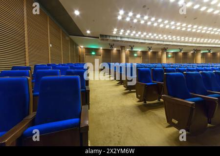 MOSCOU - septembre 27 : Grande salle moderne pour les présentations avec des lumières au plafond au Palais du Kremlin le 27 septembre 2012 à Moscou, Russie. Banque D'Images