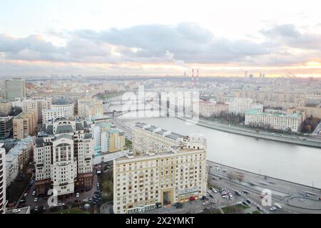 Gare de Kievsky et rivière Moskva dans la soirée nuageuse à Moscou, Russie. Banque D'Images