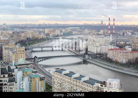 Pont de Bogdan Khmelnitsky, pont Borodinsky, pont de métro Smolensky, gare de Kievsky dans la soirée à Moscou, Russie. Banque D'Images