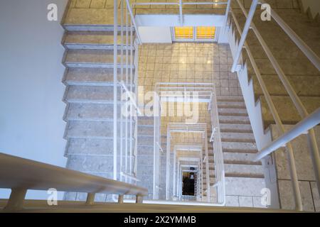 Escalier en colimaçon descendant Banque D'Images