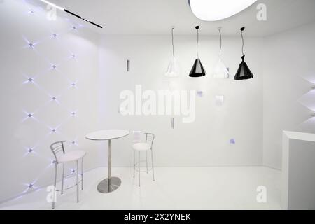 Intérieur du café de style minimaliste avec murs blancs et ampoules noires et blanches. Banque D'Images