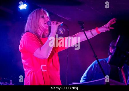 Glasgow, Écosse. Mar 23 avril 2024. La chanteuse-compositrice Jane Weaver sur scène à Oran Mor. Jane Weaver est une chanteuse, auteur-compositeur et guitariste anglaise. Elle dirige le label Bird Records, une branche de Twisted Nerve Records. Weaver a joué dans le groupe Britpop Kill Laura, le projet folktronique Misty Dixon, et en tant qu'artiste solo. Cette performance faisait partie d’une tournée britannique soutenant la sortie de son dernier album « Love in constant spectacle » en avril 2024. Banque D'Images