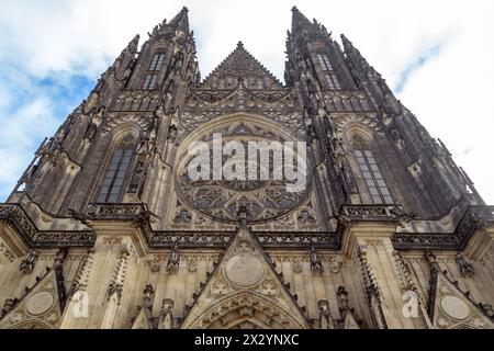 PRAGUE, TCHÈQUE - 26 OCTOBRE 2023 : il s'agit d'un fragment de la façade de l'installation Cathédrale Vitus. Banque D'Images