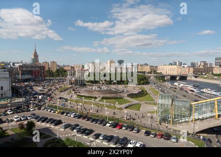 MOSCOU - 24 MAI : belle vue de la région de l'Europe à la gare de Kiev, la rivière et le pont de Bogdan Khmelnitsky le 24 mai 1012 à Moscou, Ru Banque D'Images