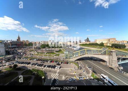 MOSCOU - 24 MAI : paysage urbain ensoleillé de la région de l'Europe à la gare de Kiev, la rivière et le pont de Bogdan Khmelnitsky le 24 mai 1012 à Mosquée Banque D'Images