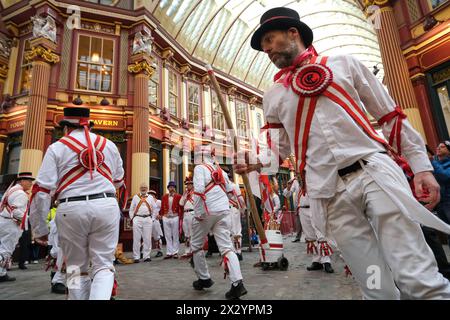 Londres, Royaume-Uni, 23 avril 2024. Les Ewell. Mary's Morris Men exécutent des danses folkloriques traditionnelles au marché historique de Leadenhall dans la ville de Londres le jour de la Saint-Georges. Crédit : onzième heure photographie/Alamy Live News Banque D'Images