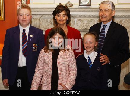 Photo du dossier datée du 21/04/04 de Cherie Blair avec (de gauche à droite) Alastair Beddow, Emily Mullins Natalie Reynolds et Frank Field MP, tous de Birkenhead, Merseyside, au 10 Downing Street, au centre de Londres. L'épouse du premier ministre organisait régulièrement un thé auquel les écoliers sont invités avec leur député local L'ancien ministre du travail et pair crossbencher Frank Field est décédé à l'âge de 81 ans, a annoncé sa famille. Date d'émission : mercredi 24 avril 2024. Banque D'Images