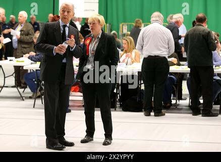 Photo datée du 07/05/15 du candidat travailliste pour Birkenfield Frank Field et du candidat travailliste pour Wirral South Angela Eagle regardent les gens compter les votes au Wirral Tennis Centre, Bidston, Wirral pendant le dépouillement des élections générales. L'ancien ministre du travail et pair crossbencher Frank Field est décédé à l'âge de 81 ans, a annoncé sa famille. Date d'émission : mercredi 24 avril 2024. Banque D'Images