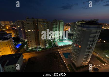 Paysage urbain en soirée depuis un étage élevé à l'extérieur des hôtels Banque D'Images