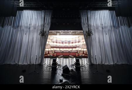MOSCOU - 23 AVRIL : vue depuis la scène de l'auditorium du Théâtre Vakhtangov le 23 avril 2012 à Moscou, Russie. Auditorium de grande scène de théâtre accom Banque D'Images