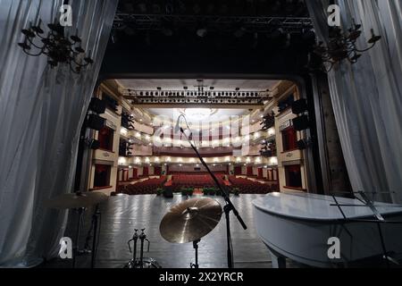 MOSCOU - 23 AVRIL : vue de derrière les ailes de l'auditorium du Théâtre Vakhtangov le 23 avril 2012 à Moscou, Russie. Auditorium de grande scène de t Banque D'Images