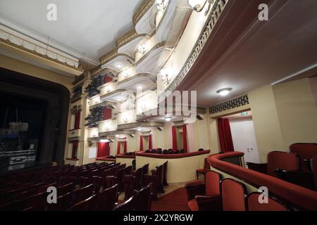 MOSCOU - 23 AVRIL : balcons avec éclairage dans l'auditorium du Théâtre Vakhtangov le 23 avril 2012 à Moscou, Russie. Auditorium de grande scène de theat Banque D'Images
