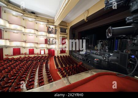 MOSCOU - 23 AVRIL : vue latérale de l'auditorium et de la scène au Théâtre Vakhtangov le 23 avril 2012 à Moscou, Russie. Systèmes de lumière et de son de Vakhtangov Banque D'Images