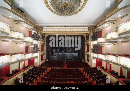 MOSCOU - 23 AVRIL : vue de dessus de l'auditorium et de la scène au Théâtre Vakhtangov le 23 avril 2012 à Moscou, Russie. Le théâtre Vakhtangov est situé à histor Banque D'Images