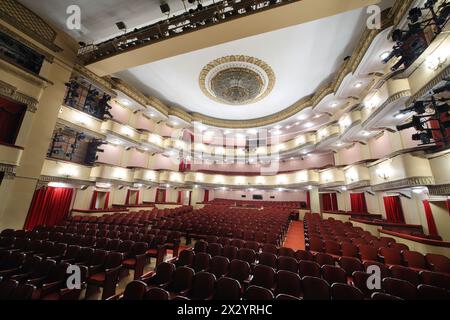 MOSCOU - 23 AVRIL : vue de la scène t o auditorium de la grande scène au Théâtre Vakhtangov le 23 avril 2012 à Moscou, Russie. Systèmes sonores et lumineux de Banque D'Images