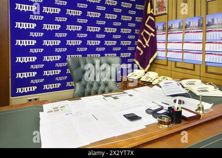 MOSCOU - 6 OCTOBRE : table dans le bureau personnel de Vladimir Jirinovsky à la Douma d'État, le 6 octobre 2012 à Moscou, Russie. Zhirinovsky - l'un des plus po Banque D'Images