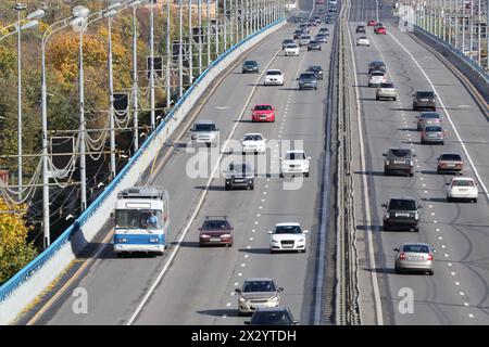 Beaucoup de voitures modernes passent sur le pont à la journée ensoleillée à Moscou, en Russie. Banque D'Images