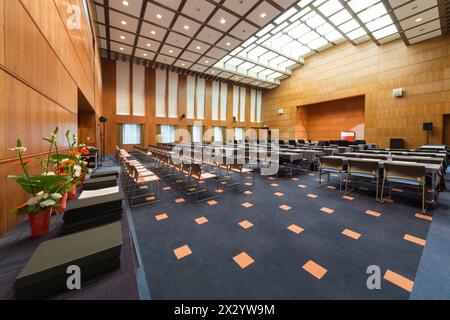 MOSCOU - OCT 10 : la salle de conférence moderne avec chaises et tables à l'ambassade du Japon le 10 octobre 2012 à Moscou, Russie. Banque D'Images