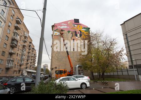 MOSCOU - OCT 10 : L'artiste peint avec des encres colorées le bâtiment de plusieurs étages sur la voie Astrakhan le 10 octobre 2012 à Moscou, Russie. Banque D'Images