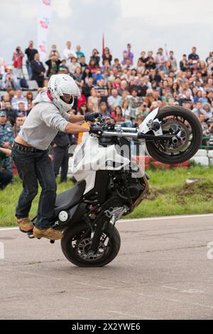 MOSCOU - août 25 : Biker monte sur la roue arrière sur Festival of art et film Stunt Prometheus à Tushino le 25 août 2012 à Moscou, Russie. Le festi Banque D'Images