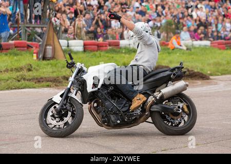 MOSCOU - août 25 : défilés de cascades motards à moto sur le Festival d'art et de cascades de film Prometheus à Tushino le 25 août 2012 à Moscou, Russie. Le fes Banque D'Images