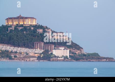 Vue en soirée sur la mer sur le bel hôtel situé sur une colline Banque D'Images
