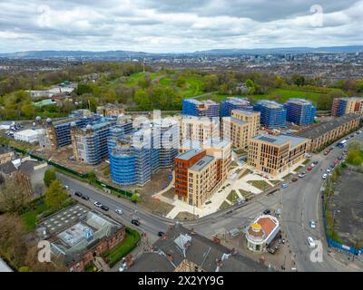 Vue aérienne de nouveaux immeubles d'habitation en construction dans le développement Victoria par Sanctuary Scotland à Langside, Glasgow, Écosse, Royaume-Uni Banque D'Images