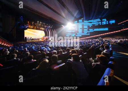 MOSCOU - 14 OCTOBRE : les spectateurs regardent sur scène le concert anniversaire d'Edita Piecha au Palais du Kremlin, le 14 octobre 2012 à Moscou, Russie. Célèbre Banque D'Images