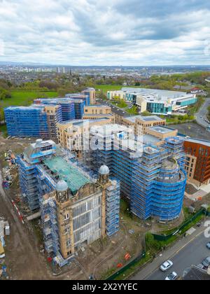 Vue aérienne de nouveaux immeubles d'habitation en construction dans le développement Victoria par Sanctuary Scotland à Langside, Glasgow, Écosse, Royaume-Uni Banque D'Images
