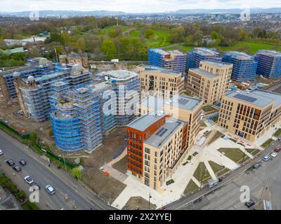 Vue aérienne de nouveaux immeubles d'habitation en construction dans le développement Victoria par Sanctuary Scotland à Langside, Glasgow, Écosse, Royaume-Uni Banque D'Images