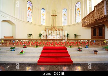 Crucifixion, fresque et escalier avec tapis rouge dans la cathédrale évangélique luthérienne de Sts. Cathédrale Pierre et Paul à Moscou, Russie. Banque D'Images
