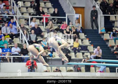 MOSCOU - 13 avril : les athlètes féminines effectuent le cercle lors du saut du tremplin dans la piscine du SC Olympic le jour de la troisième phase des séries mondiales de Fi Banque D'Images