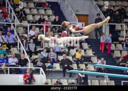 MOSCOU - 13 avril : les athlètes féminines effectuent un exercice sur le tremplin syncronisé de plongée dans la piscine de SC Olympic le jour de la troisième phase des séries mondiales o Banque D'Images