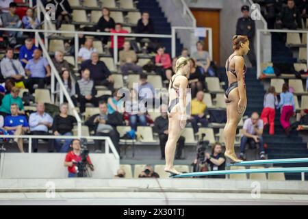 MOSCOU - APR 13 : athlètes féminines prêtes pour le saut lors des compétitions sur le tremplin de plongée dans la piscine de SC Olympic le jour de la troisième phase du se mondial Banque D'Images