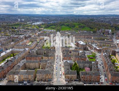 Vue aérienne du logement à Govanhill regardant le long de Victoria Road vers Queens Park sur le côté sud Glasgow, Écosse, Royaume-Uni Banque D'Images