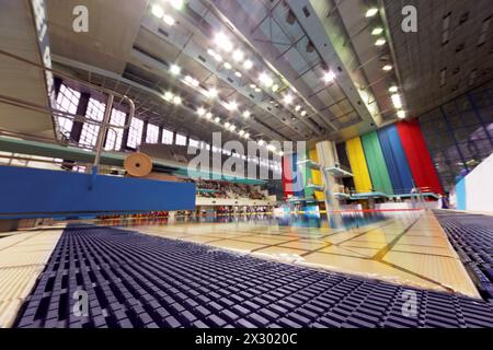 MOSCOU - APR 13 : piscine de SC Olympic le jour de la troisième phase des séries mondiales de plongée FINA, vue en angle bas, 13 avril 2012, Moscou, Russie. Sauter Banque D'Images