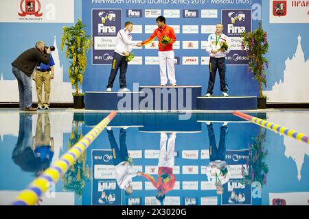 MOSCOU - 13 avril : les athlètes de Russie et de Chine se tiennent sur le podium de la victoire lors de la remise des prix à la piscine du SC olympique le jour de la troisième phase des séries mondiales Banque D'Images