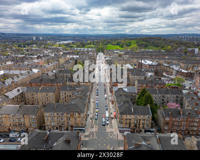 Vue aérienne du logement à Govanhill regardant le long de Victoria Road vers Queens Park sur le côté sud Glasgow, Écosse, Royaume-Uni Banque D'Images