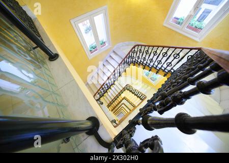 MADRID - 8 MARS : escalier carré en colimaçon à l'Hôtel Senator Gran via, le 8 mars 2012 à Madrid, Espagne. L'Espagne est la deuxième plus grande dans le monde par le nombre de s. Banque D'Images