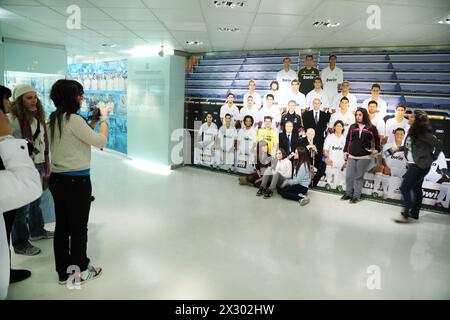 MADRID - 8 MARS : les fans sont photographiés près de photo Real Madrid au stade Santiago Bernabeu le 8 mars 2012 à Madrid, Espagne. Le Real Madrid est le meilleur Banque D'Images