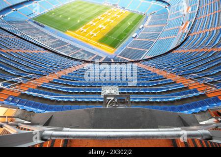 MADRID - 8 MARS : tribune et lumière artificielle pour la culture des pelouses dans le stade Santiago Bernabeu - arène du club de football Real Madrid, le 8 mars 2012 i Banque D'Images