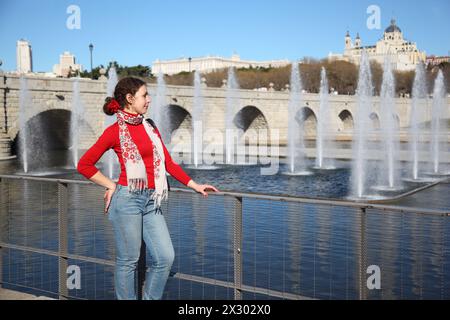 Jeune femme heureuse se tient près du pont de Ségovie à Madrid, Espagne. Banque D'Images