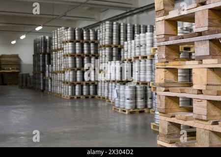 MOSCOU - OCT 16 : palettes en bois pour fûts de bière en stock brasserie Ochakovo le 16 octobre 2012 à Moscou, Russie. Ochakovo est la plus grande entreprise russe Bee Banque D'Images