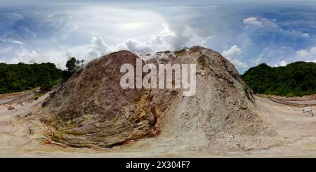 Vapeur chaude dans la zone géothermique. Source de vapeur volcanique MAG-Aso. Negros, Philippines. 360 panorama VR. Banque D'Images