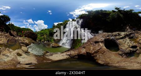 Cascade dans les montagnes. Balea Falls. Negros, Philippines. panorama 360. Banque D'Images
