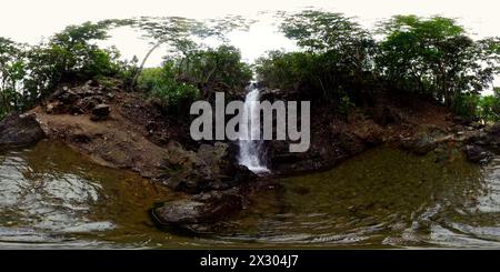 Chutes de Diquisit dans la forêt verte. Cascade dans la jungle de montagne tropicale. VR 360. Philippines. Banque D'Images