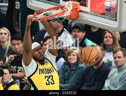 Milwaukee, États-Unis. 23 avril 2024. Myles Turner, le centre des Pacers de l'Indiana dunk lors du match éliminatoire du premier tour de la NBA entre les Bucks de Milwaukee et les Pacers de l'Indiana à Milwaukee, aux États-Unis, le 23 avril 2024. Crédit : Joel Lerner/Xinhua/Alamy Live News Banque D'Images