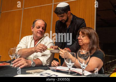 Buenos Aires, Argentine. 23 avril 2024. La communauté juive d'Amichai célèbre une soirée Seder commune la deuxième nuit de la Pâque. Crédit : Guido Piotrkowski/dpa/Alamy Live News Banque D'Images